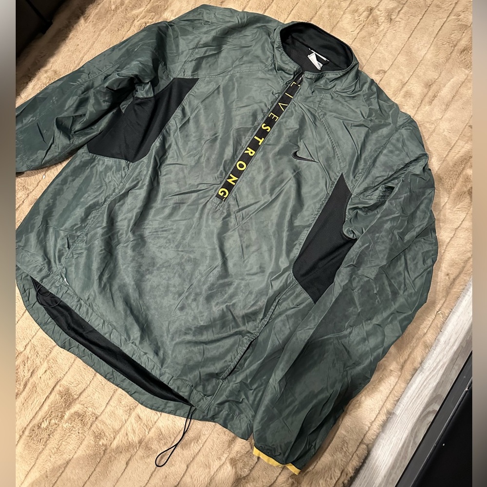 NikeFitDry Dri Fit LIVESTRONG Athletic Raincoat Active Jacket Women’s pullover